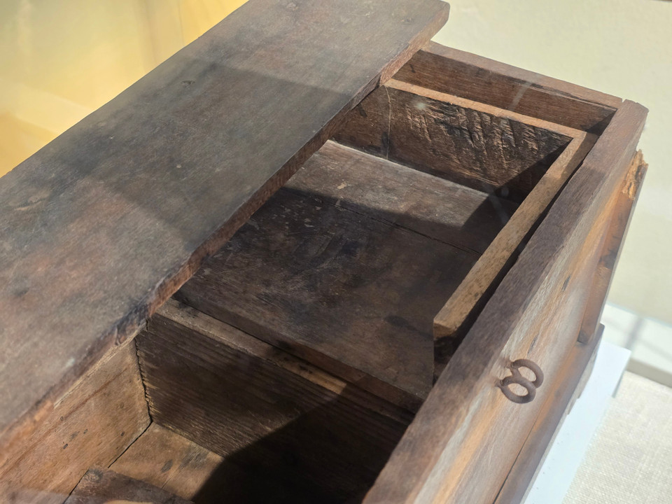 Về nguồn gốc, đây là hòm đựng tiền của một gia đình, bên trong còn có ngăn phụ, được trưng dụng làm hòm đựng phiếu. (Ảnh: Minh Anh/Vietnam+)