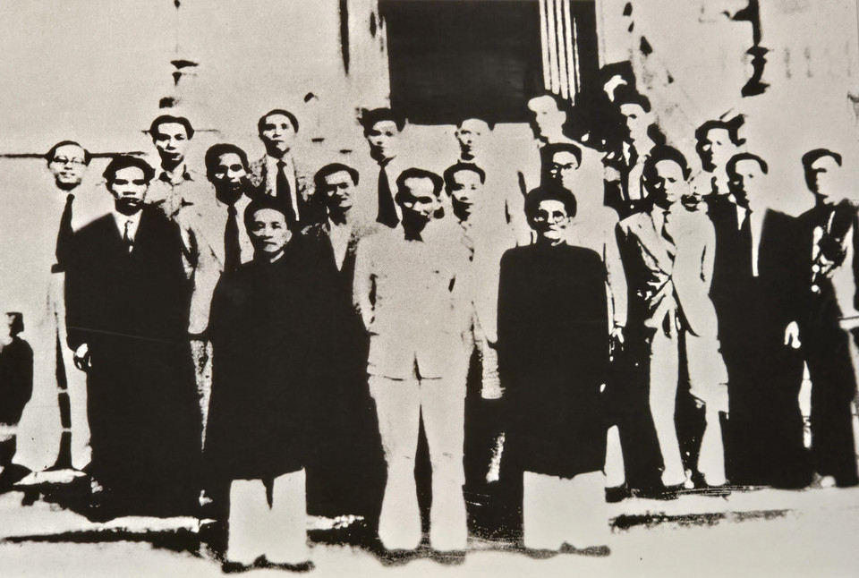 Chính phủ nước Việt Nam Dân chủ Cộng hòa do quốc hội khóa I bầu ra, ảnh chụp tháng 11/1946. (Tư liệu bảo tàng)