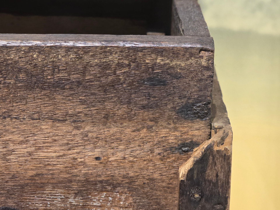 Trải qua thời gian, hòm gỗ đã ít nhiều biến dạng song vẫn giữ trọn vẹn giá trị quan trọng. (Ảnh: Minh Anh/Vietnam+)