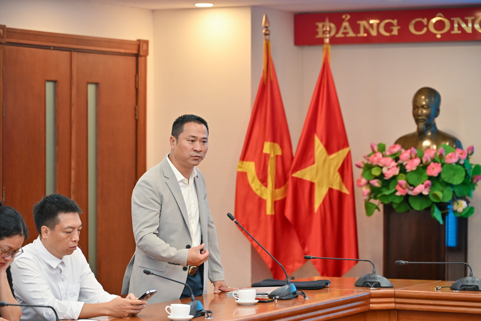 Nhà báo Trần Ngọc Long, Trưởng phòng Truyền thông-Đa phương tiện của Báo Điện tử VietnamPlus chia sẻ kinh nghiệm tại cuộc làm việc. (Ảnh: Minh Sơn/Vietnam+)