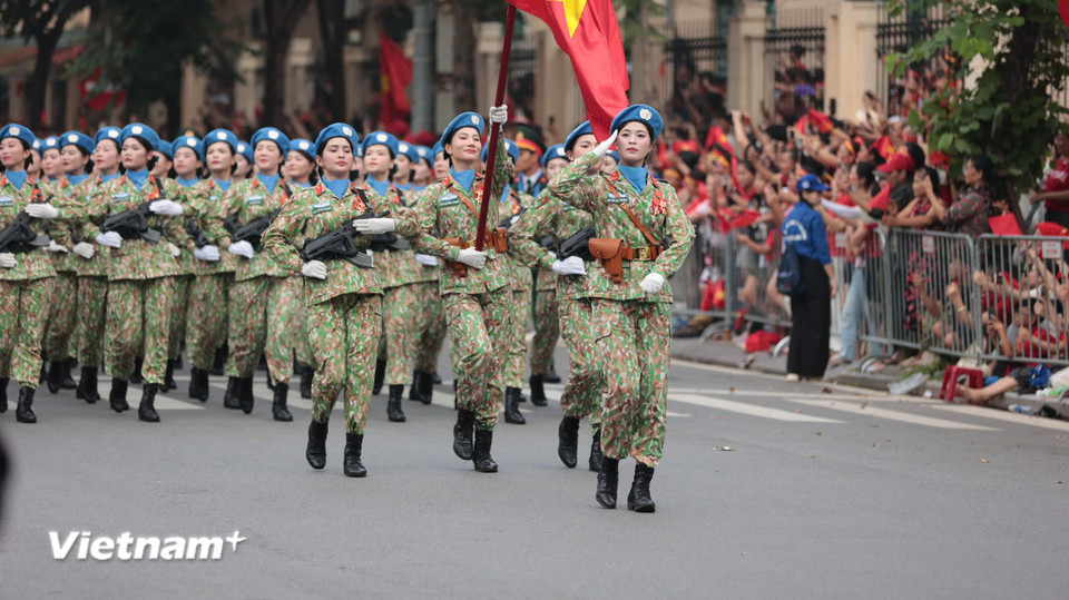 Kiêu hãnh, kiên cường và duyên dáng là những mô tả mà người dân yêu mến dành cho các chị. (Ảnh: Minh Sơn/Vietnam+)