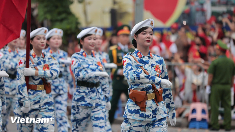Dẫn dầu khối là khối trưởng Ngô Lâm Phương mang hàm Trung úy. (Ảnh: Mai Anh/Vietnam+)