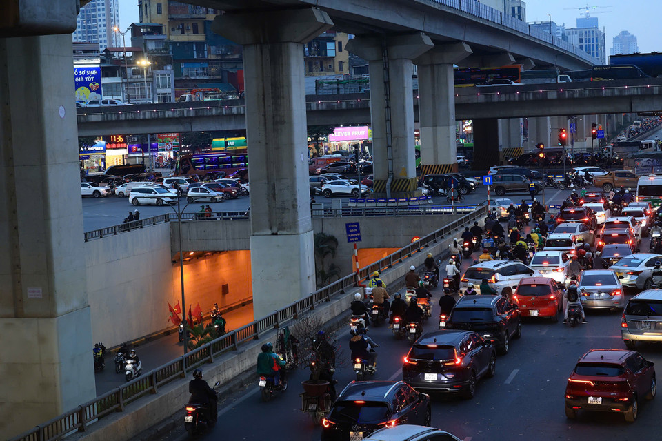 Xe cá nhân tăng cao so với ngày thường. (Ảnh: Minh Sơn/Vietnam+)