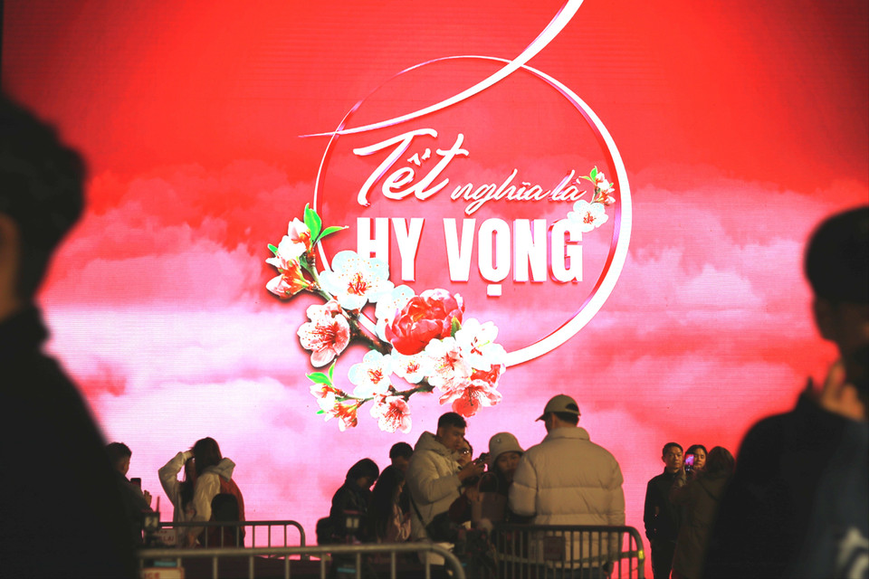 Từ đầu giờ tối ngày 28/1 (29 tháng Giêng Âm lịch), ngày cuối của năm Giáp Thìn 2024, một lượng lớn người dẫn đã đổ về Hồ Hoàn Kiếm để chờ đón khoảnh khắc chuyển giao sang năm Ất Tỵ 2025. (Ảnh: Minh Anh/Vietnam+)