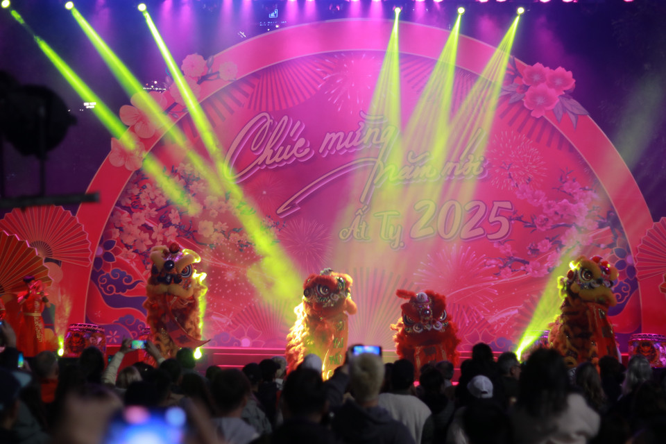 Một số hoạt động nghệ thuật giải trí với những nét truyền thống đặc sắc được biểu diễn từ 20 giờ, tạo điểm dừng chân cho người dân và du khách trước giờ bắn pháo hoa.(Ảnh: Minh Anh/Vietnam+)