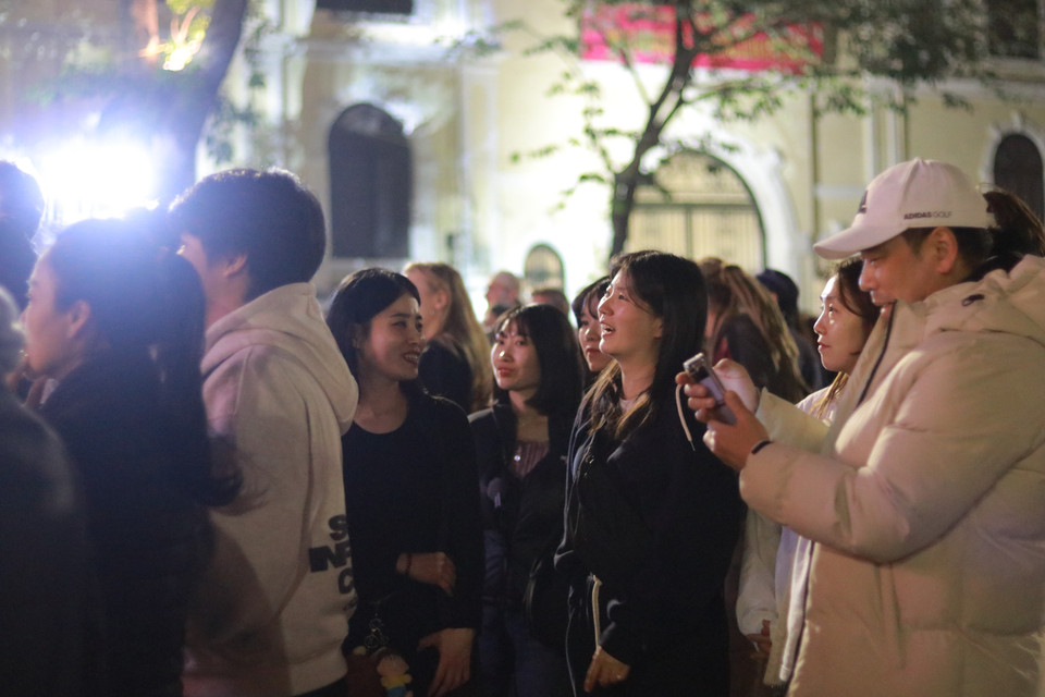 Chị Matel (21 tuổi) từ Anh Quốc lần đầu có cơ hội trải nghiệm giao thừa Âm lịch tại Việt Nam, chia sẻ: "Tôi rất yêu thích tìm hiểu văn hóa các nước châu Á, đây chắc chắn sẽ là một dịp đặc biệt để quan sát và học hỏi." (Ảnh: Minh Anh/Vietnam+)