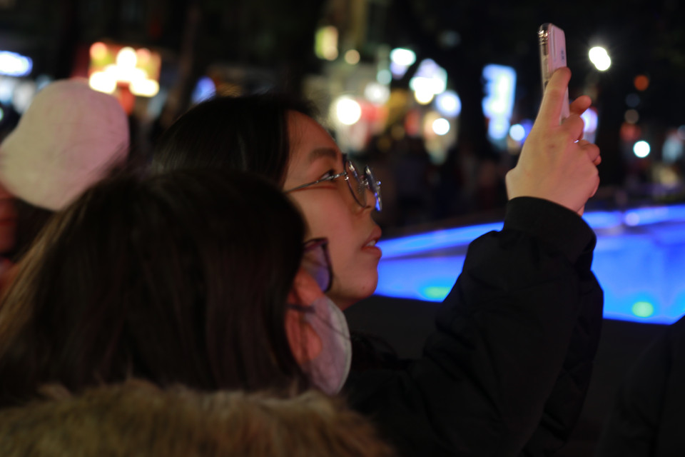 Thời tiết đêm giao thừa được ghi nhận là lạnh với nhiệt độ dao động từ 10-14 độ C, tuy nhiên điều này không gây cản trở tới đông đảo người dân đến với khu vực này. (Ảnh: Minh Anh/Vietnam+)