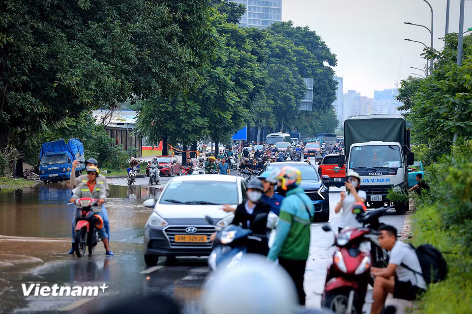 Phương tiện chôn chân tại khu vực trước Tổng cục Công nghiệp Quốc phòng. (Ảnh: Hoài Nam/Vietnam+)
