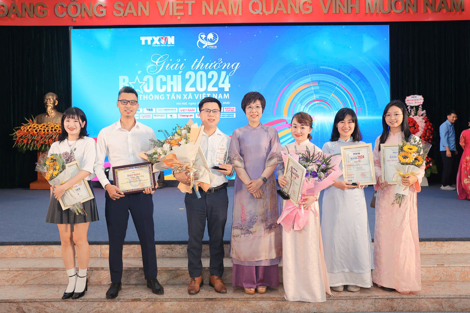 Tổng Giám đốc Thông tấn xã Việt Nam - Bà Vũ Việt Trang chụp cùng đại diện các nhóm tác giả và các phóng viên, biên tập viên được trao bằng khen cho tập thể Liên chi hội nhà báo Thông tấn xã Việt Nam. (Ảnh: Hoài Nam/Vietnam+)