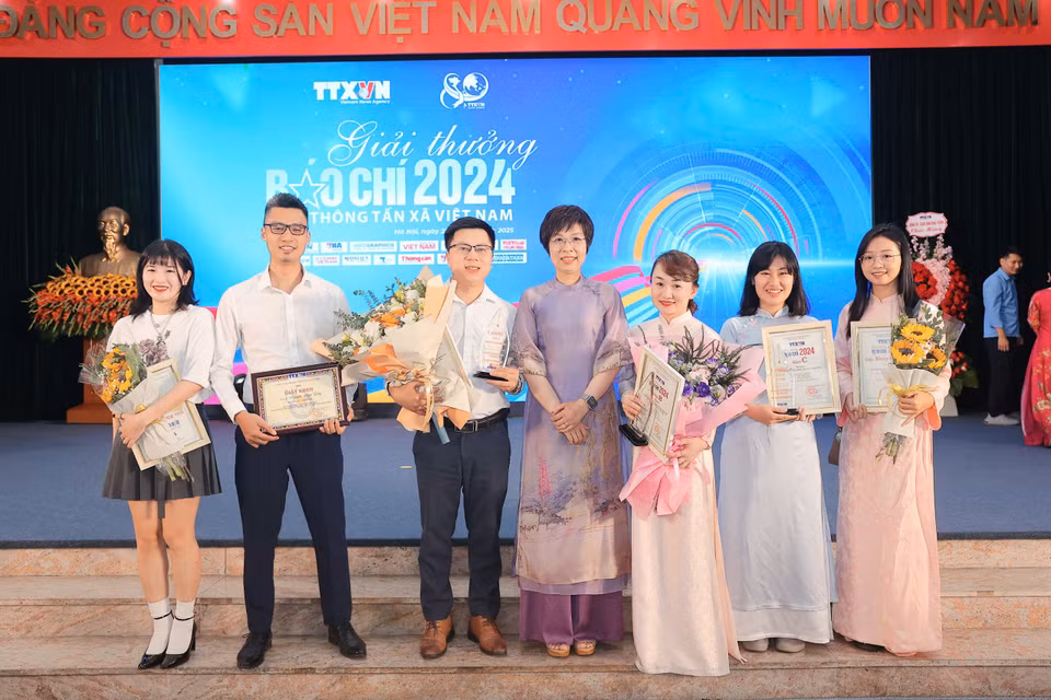 Tổng Giám đốc Thông tấn xã Việt Nam - Bà Vũ Việt Trang chụp cùng đại diện các nhóm tác giả và các phóng viên, biên tập viên được trao bằng khen cho tập thể Liên chi hội nhà báo Thông tấn xã Việt Nam. (Ảnh: Hoài Nam/Vietnam+)