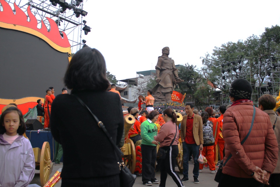 Lễ hội năm nay được tổ chức đình đám, đáng chú ý nhất có đêm Mùng 5 có đêm nghệ thuật lớn với các tên tuổi như Thanh Lam, Trọng Tấn, về mặt hình ảnh có ứng dụng 3D mapping với các hiệu ứng ánh sáng, pháo hoa... được truyền hình trực tiếp từ 20 giờ trên sóng Đài Phát thanh và Truyền hình Hà Nội, Báo điện tử Kinh tế &amp; Đô thị cùng đài phát thanh và truyền hình nhiều tỉnh khác. (Ảnh: Minh Anh/Vietnam+)