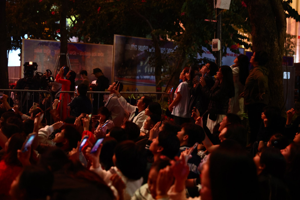 Đông đảo người dân tập trung tại khu vực đồng hồ. (Ảnh: Minh Anh/Vietnam+)