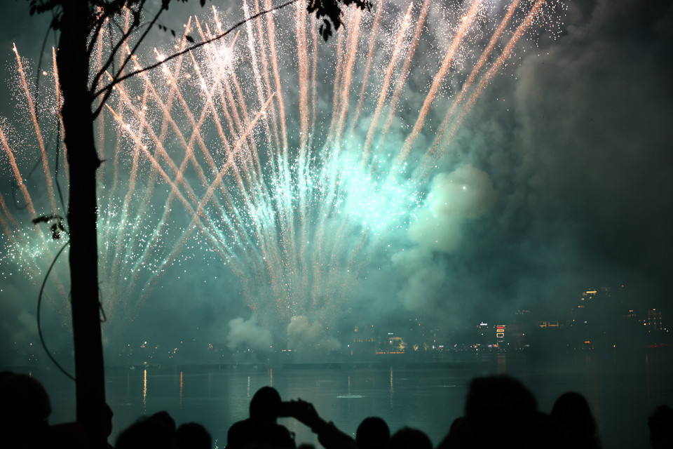 Du khách ngồi ven hồ có thể quan sát trận địa pháo. (Ảnh: Minh Anh/Vietnam+)