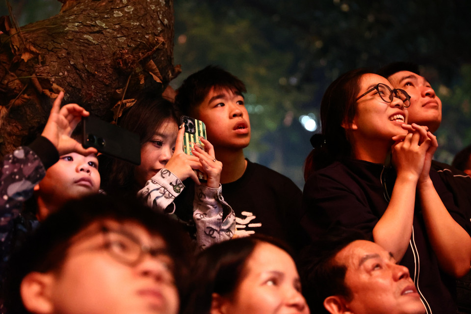 Có người chọn lưu lại ký ức lâu dài bằng thiết bị số, có người chọn lưu trữ bằng trí nhớ và cảm giác chân thực. (Ảnh: Minh Anh/Vietnam+)