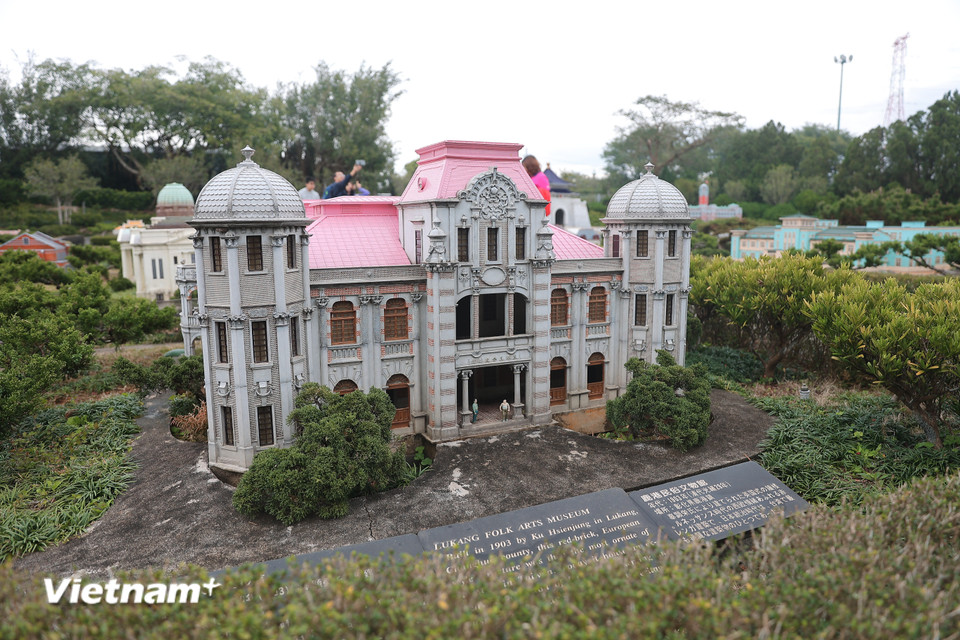 Đáng chú ý không kém là những nhà thờ, bảo tàng, nhà hát và loạt công trình khác mang đậm nét kiến trúc châu Âu, khu vực Mini Europe. (Ảnh: Minh Anh/Vietnam+)