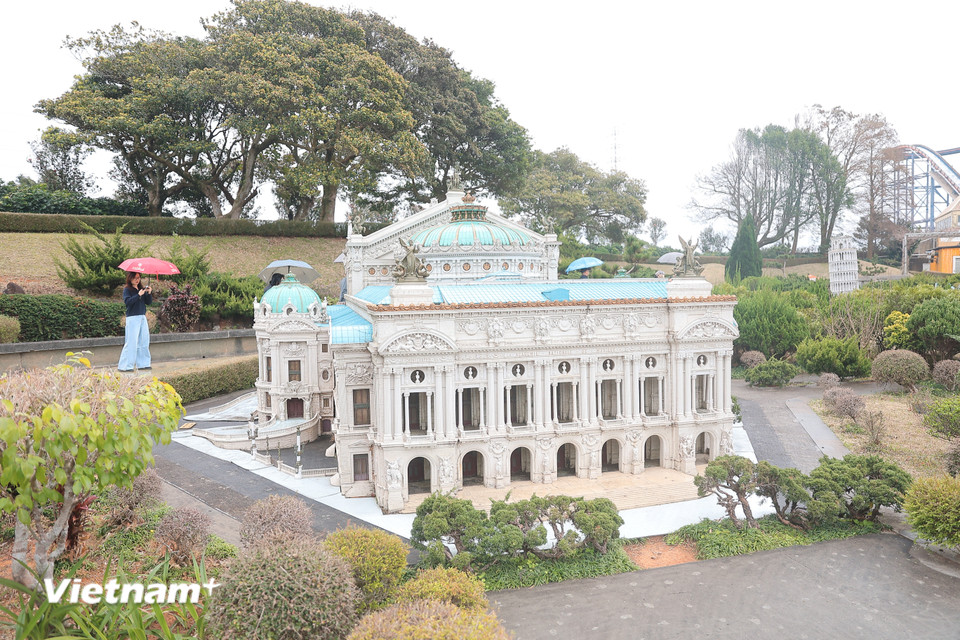 Các vật liệu vừa phải đáp ứng yêu cầu chống chọi được thời tiết, bền đẹp về màu sắc, kích thước kiểu dáng, tôn trọng bản gốc. (Ảnh: Minh Anh/Vietnam+)