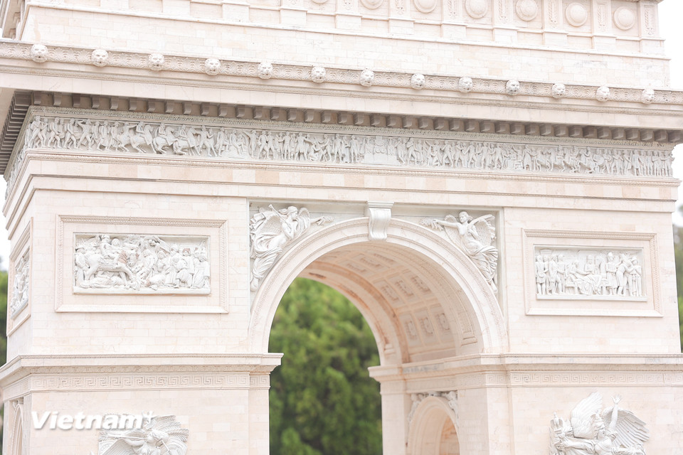 Cận cảnh các bức phù điêu trên Khải Hoàn Môn nổi tiếng ở Paris. (Ảnh: Minh Anh/Vietnam+)