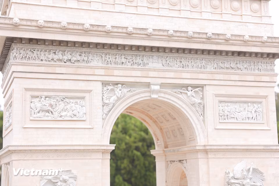 Cận cảnh các bức phù điêu trên Khải Hoàn Môn nổi tiếng ở Paris. (Ảnh: Minh Anh/Vietnam+)
