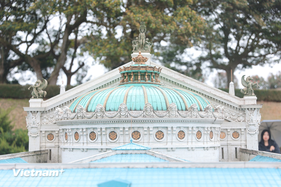 Cận cảnh nhiều chi tiết tỉ mỉ, đẹp mắt nhà hát Palais Garnier. (Ảnh: Minh Anh/Vietnam+)