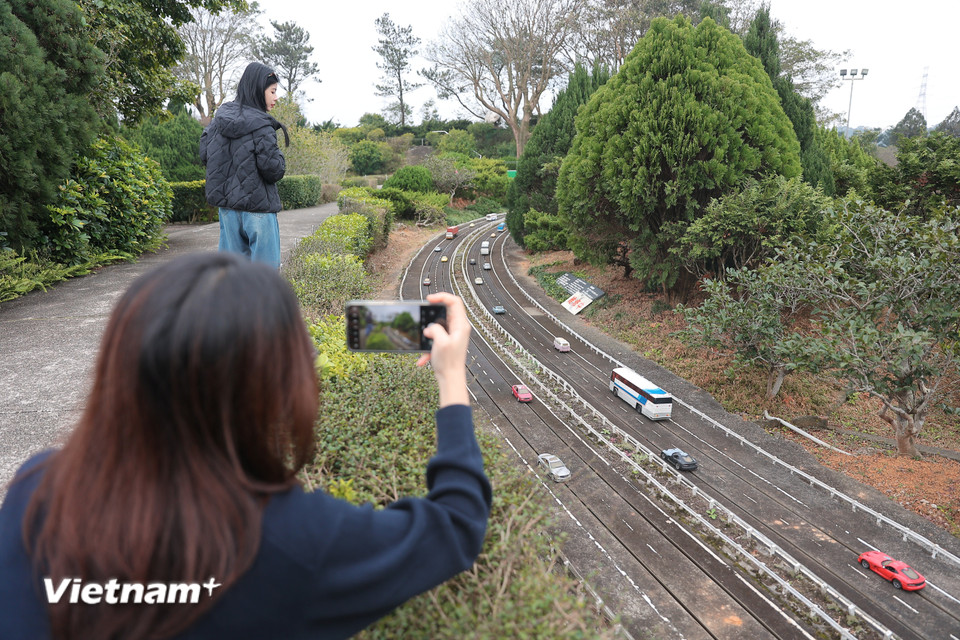Không chỉ các công trình mà cảnh quan xung quanh cũng được giảm kích thước để tái hiện không gian và sự thuyết phục với người xem. (Ảnh: Minh Anh/Vietnam+)