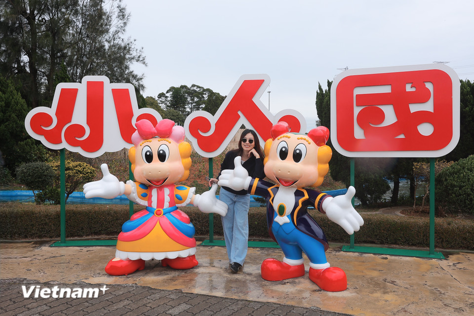 Du khách chụp ảnh kỷ niệm tại công viên. (Ảnh: Minh Anh/Vietnam+)