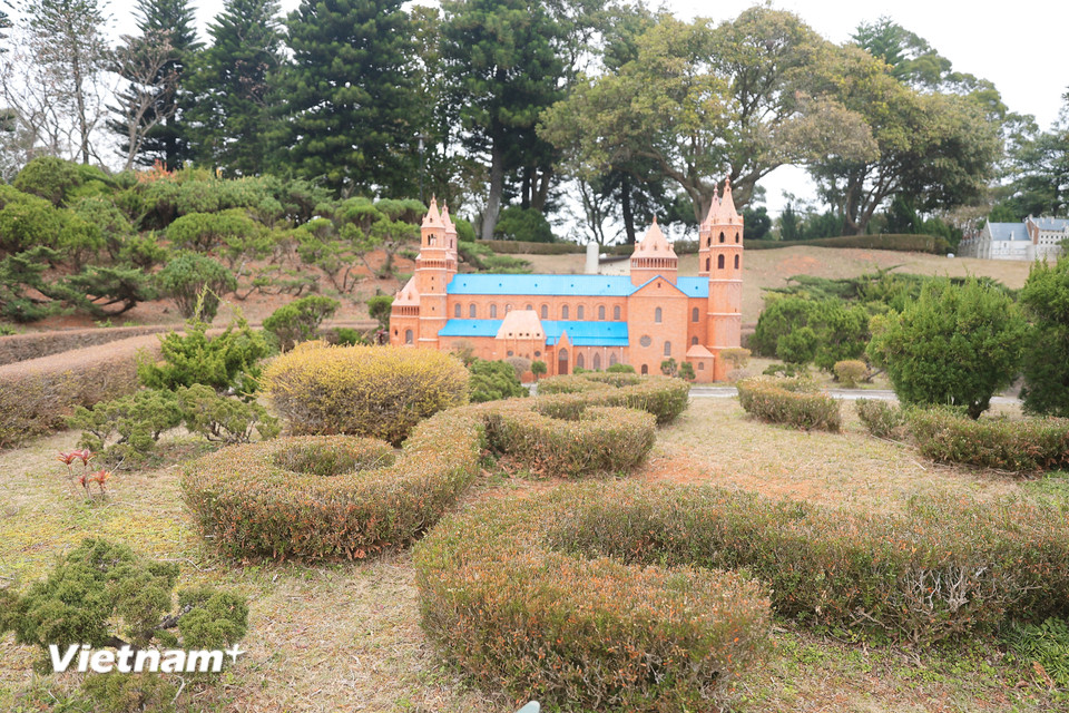 Mỗi công trình đều phải được xin phép địa phương, đất nước chủ sở hữu mới được dựng tại công viên.