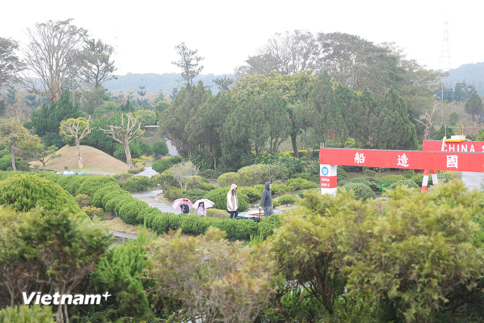 Không gian xanh và mát mẻ là không gian trong lành cho các gia đình và nhiều lứa tuổi. (Ảnh: Minh Anh/Vietnam+)