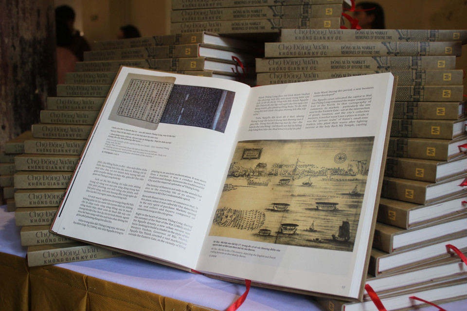 Tác phẩm mang đến nhiều tư liệu các thời kỳ, trải dài hơn 100 năm tồn tại của chợ. Tại sự kiện ra mắt sách ngày 8/10, ban tổ chức chọn ra nhiều hình ảnh tư liệu ấn tượng để trưng bày, trong đó có những hình ảnh Hà Nội và chợ Đồng Xuân từ trên cao đầu thế kỷ 20, cảnh sinh hoạt trong và ngoài chợ, ảnh về trận cháy lớn kéo dài 4 ngày năm 1994... (Ảnh: Minh Anh/Vietnam+)