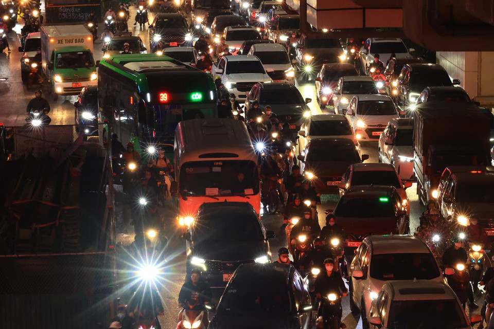Khu vực đường Trần Phú (Hà Đông) là cửa ngõ phía Tây Nam, chật cứng vào thời điểm 18 giờ. (Ảnh: Minh Sơn/Vietnam+)