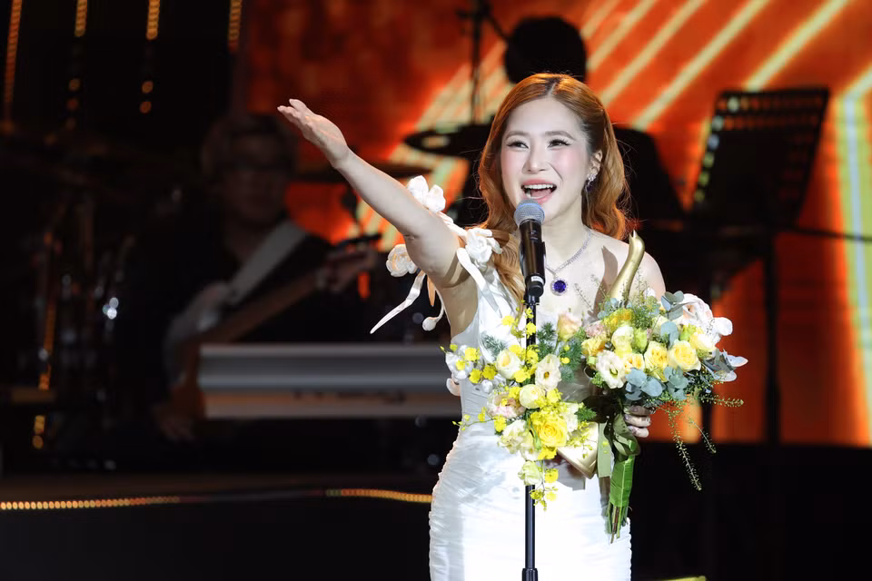 Hương Tràm thể hiện sự biết ơn khi nhận giải thưởng hạng mục Album của năm cho "Phao cứu sinh," giành chiến thắng trước Nghệ sỹ Nhân dân Thanh Lam, Phùng Khánh Linh, Nguyễn Ngọc Anh và DTAP. (Ảnh: BTC)