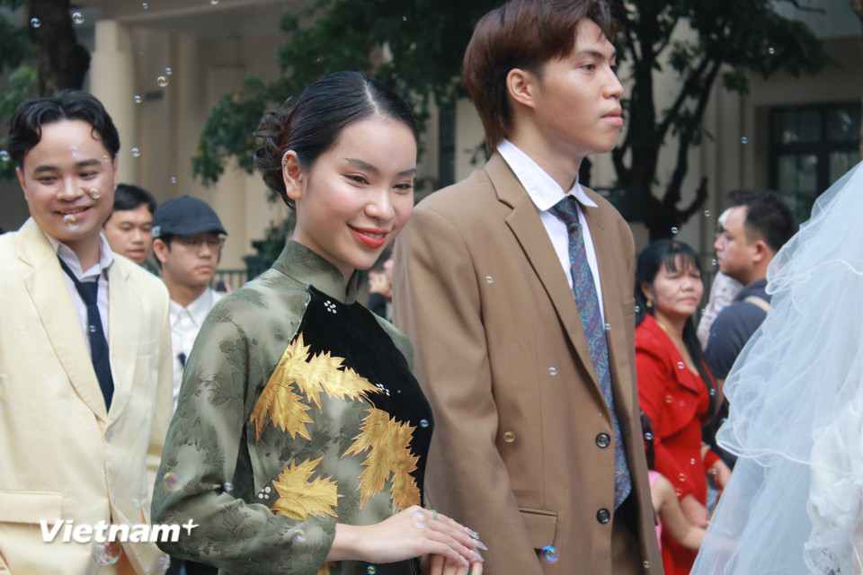 Tạo hình nhân vật mẹ chồng trong đám cưới kiểu thập niên 1990. (Ảnh: Minh Anh/Vietnam+)