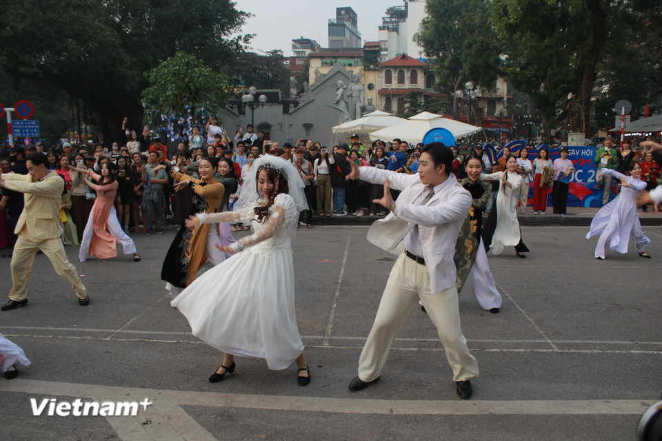 Cặp cô dâu chú rể theo phong cách thập nien 1990 thì có thêm những màn nhảy tập thể theo giai điệu "Cherry cherry lady," các ca khúc của Michael Jackson, N'Sync... tái hiện không khí sôi động của thập niên cũng như ký ức về "nhạc đám cưới" đình đám một thời.(Ảnh: Minh Anh/Vietnam+)