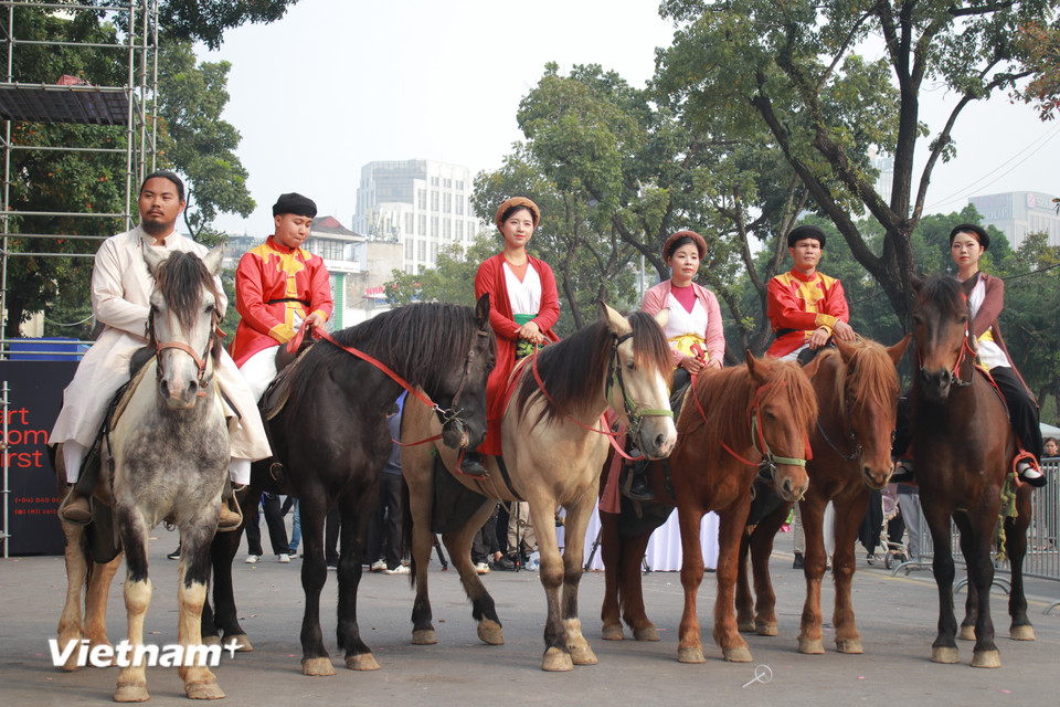 Các hoạt động tái hiện được thực hiện trên tinh thần sáng tạo và truyền cảm hứng, có biến tấu giao thoa giữa thẩm mỹ, tạo hình cũ và mới, thay vì chính xác hoàn toàn như trong quá khứ thực tế. (Ảnh: Minh Anh/Vietnam+)