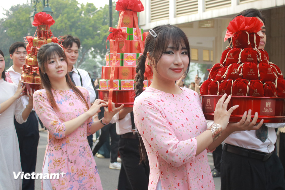 Một cô gái trong vai bê tráp kẻ mắt xanh, kẹp tóc và tết tóc theo kiểu thập niên 1990. (Ảnh: Minh Anh/Vietnam+)