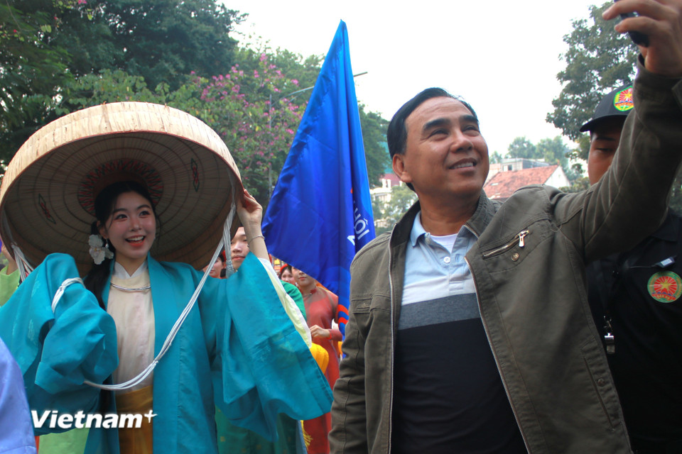 MC Quyền Linh chụp ảnh cùng con gái Mai Thảo Linh (tên ở nhà: Lọ Lem) - một thành viên đoàn diễu hành. Tại Ngày hội Việt Nam Hạnh Phúc, Quyền Linh tham gia làm MC một số hoạt động. (Ảnh: Minh Anh/Vietnam+)