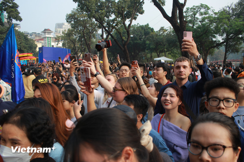 Du khách trong và ngoài nước thích thú với đoàn diễu hành. (Ảnh: Minh Anh/Vietnam+)
