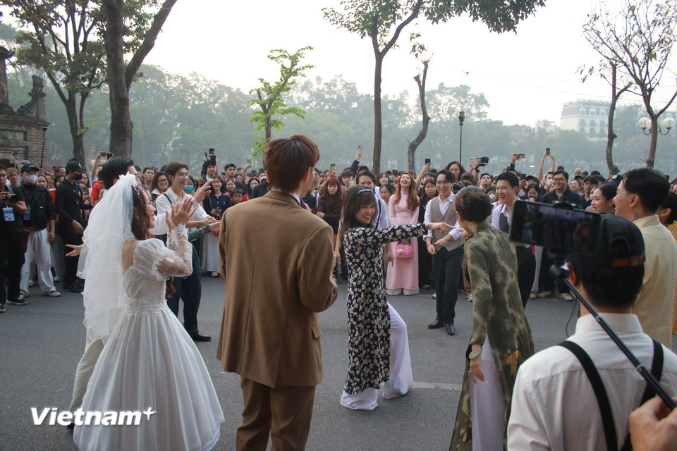 ... và màn nhảy thách đấu trẻ trung hiện đại của các bạn diễn. (Ảnh: Minh Anh/Vietnam+)