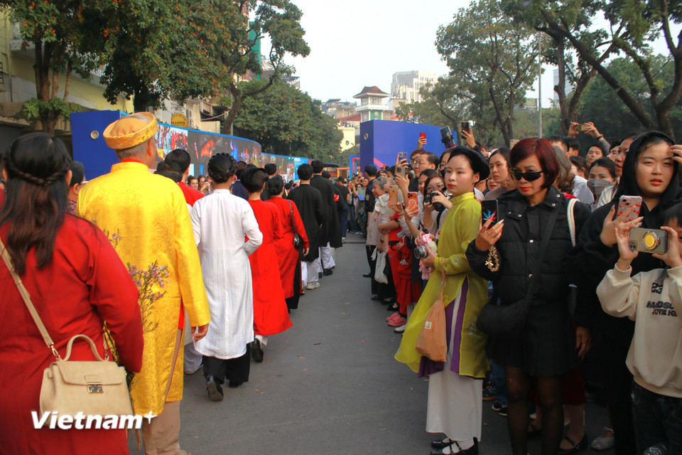 Đoàn diễu hành không chỉ rực rỡ nhiều sắc màu, mà còn có loa kéo phát nhạc để tạo không khí, gia tăng về cảm xúc cho người xem. Với đám cưới phong cách triều Nguyễn thì phát Nhã nhạc cung đình Huế. (Ảnh: Minh Anh/Vietnam+)