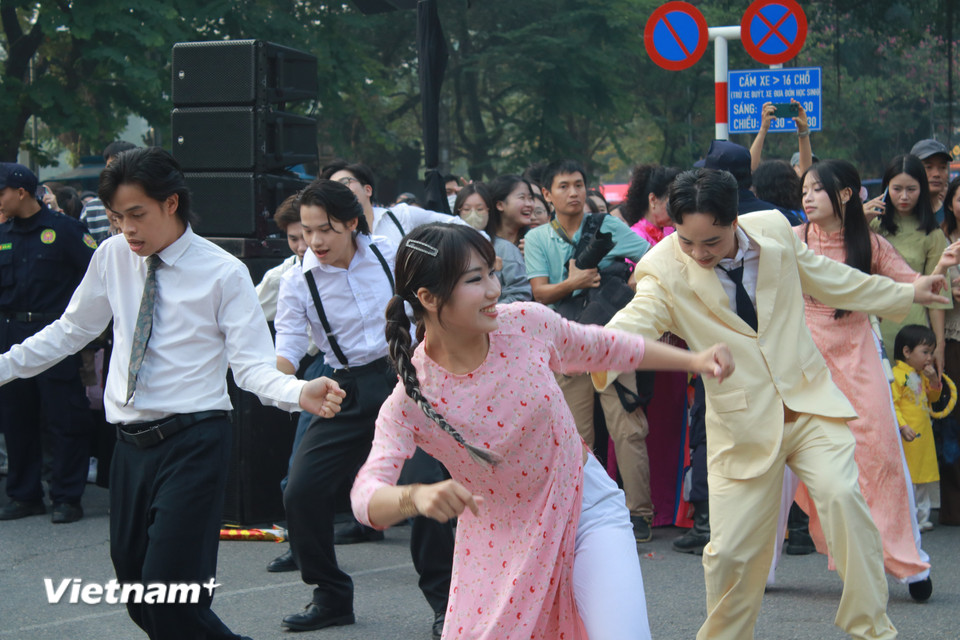 Nhằm gây chú ý về cả mặt nghe lẫn nhìn, các trang phục và ca khúc được chọn theo xu hướng pha trộn các điểm đặc trưng gắn liền với thời đại ở nhiều vùng miền. (Ảnh: Minh Anh/Vietnam+)