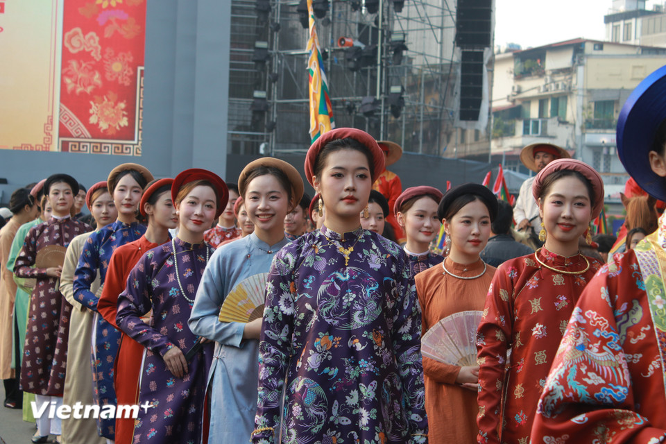 Hoạt động được thực hiện ở dạng diễu hành và trình diễn ở một số điểm dừng chân, giao thoa giữa hai phong cách thời nhà Nguyễn (trong hình) và thập niên 1990. (Ảnh: Minh Anh/Vietnam+)