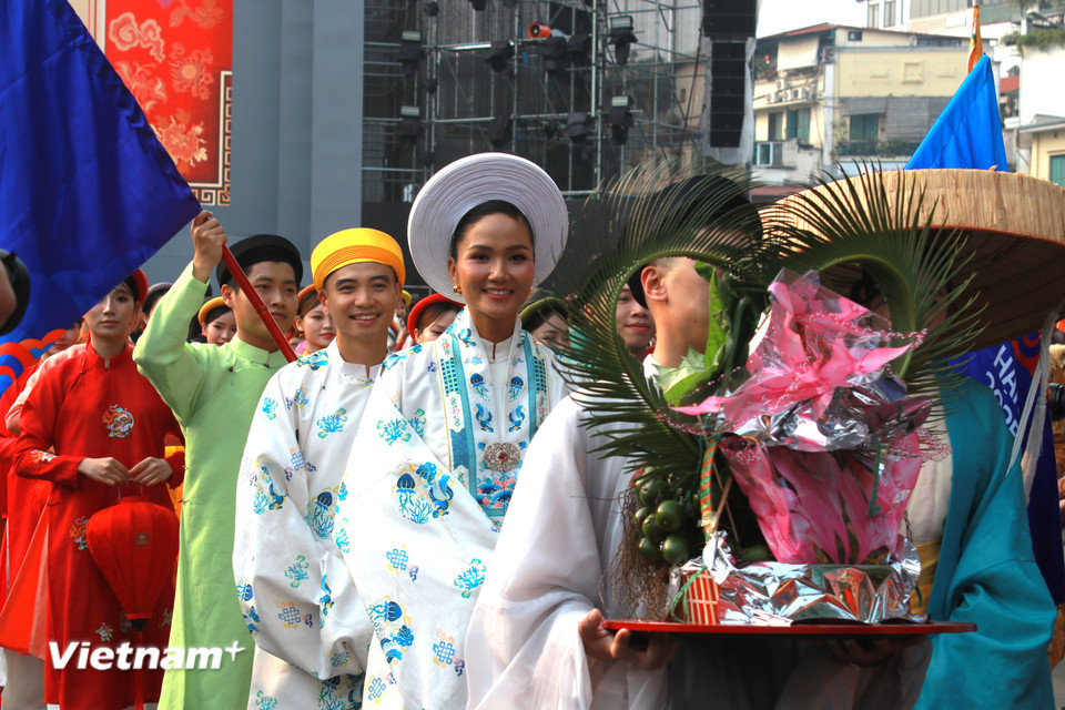 Vợ chồng hoa hậu H'Hen Niê cũng diện cổ phục cách tân, tham gia đoàn "Bách hoa hỷ sự." (Ảnh: Minh Anh/Vietnam+)