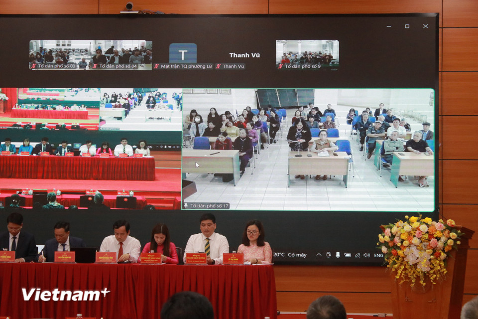 Hiện nay, các ứng dụng họp trực tuyến cũng giúp việc tiếp xúc cử tri được thuận lợi, diễn ra đồng bộ tại nhiều địa phương cùng lúc. (Ảnh: Minh Anh/Vietnam+)