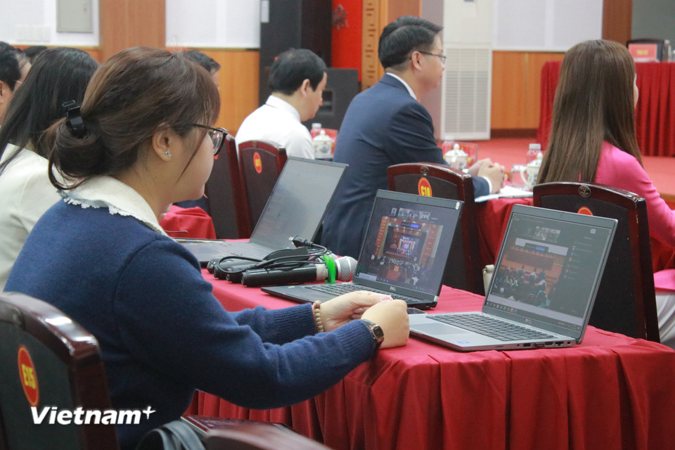 Cán bộ tham gia điều phối, quản lý về mặt công nghệ, đảm bảo các cuộc gặp diễn ra hiệu quả và thông suốt, không bị gián đoạn. (Ảnh: Minh Anh/Vietnam+)