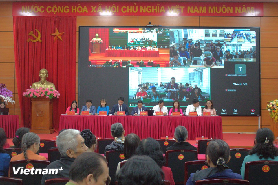 Ghi nhận tại Long Biên, cử tri nhiều tổ dân phố (trên hình) chủ động chất vấn về các vấn đề an sinh, xã hội, phát triển kinh tế... ngay tại khu vực cư trú của mình, sau đó nhận phản hồi nhanh chóng từ người ứng cử. (Ảnh: Minh Anh/Vietnam+)