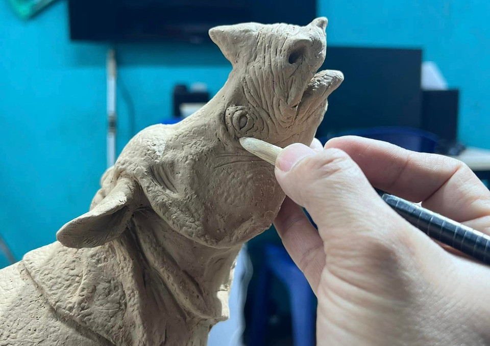 Trong suốt quá trình sáng tạo, ánh mắt là yếu tố quan trọng bậc nhất để thổi hồn vào tác phẩm, bởi đây chính là nơi thể hiện rõ nhất thần thái và nét sinh động của mỗi nhân vật. Việc chăm chút cho đôi mắt cũng là công đoạn đòi hỏi nhiều thời gian và sự tỉ mỉ nhất trong toàn bộ quá trình chế tác. (Ảnh: Hương Ly/Vietnam+)