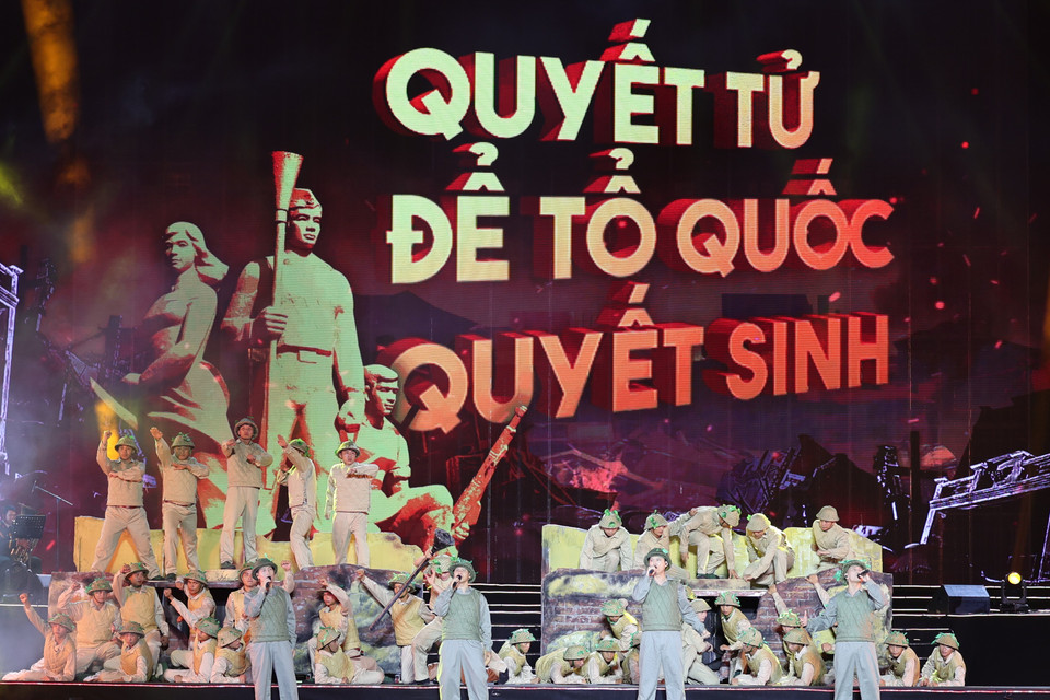 Trải qua lịch sử chiến đấu hào hùng, những hy sinh anh dũng của thế hệ cha anh đã trở thành nền tảng vững chắc để Việt Nam tự tin phát triển, tiến về phía trước. (Ảnh: Minh Anh/Vietnam+)