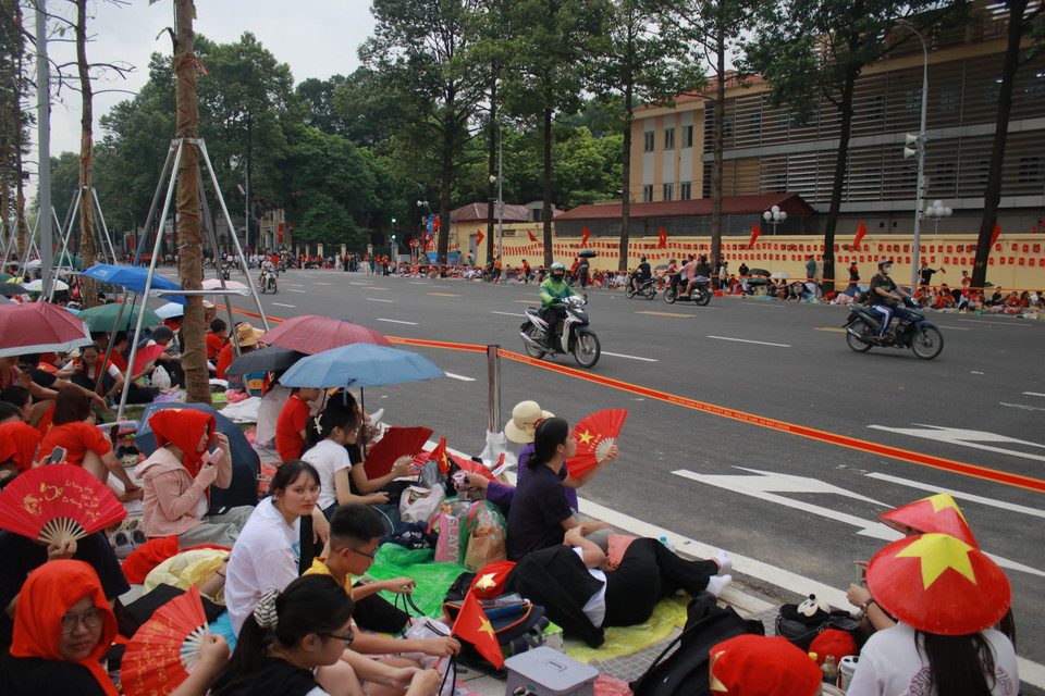 Từ 11 giờ trưa 21/8, một lượng lớn người dân đã tập trung tại ngã tư Hùng Vương-Nguyễn Thái Học-Hàng Cháo để chờ đón đoàn diễu binh diễu hành. (Ảnh: Minh Anh/Vietnam+)