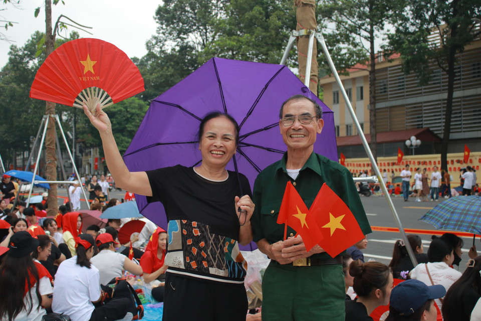 Ông Dương Văn Toàn từ Chương Mỹ, tuổi đã ngoài 70, là người lính mặt trận miền Nam và từng chiến đấu tại Quảng Trị chia sẻ vợ chông ông đã đến từ 11 giờ, sẵn sàng chờ đến tối muộn vì đây là sự kiện lớn của đời người. (Ảnh: Minh Anh/Vietnam+)