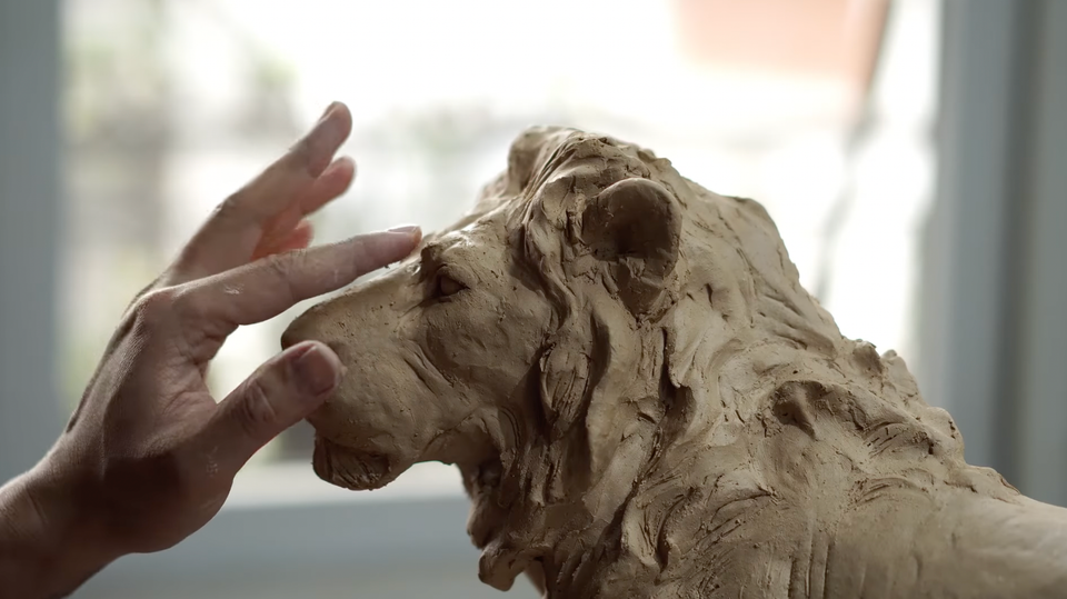 Sau khi chia sẻ về bộ sưu tập gốm động vật hoang dã trên mạng xã hội, nhà điêu khắc sinh năm 1985 này nhận về hàng ngàn lượt thích và hàng trăm lượt chia sẻ vì những tác phẩm chân thực của mình. (Ảnh: Hương Ly/Vietnam+)