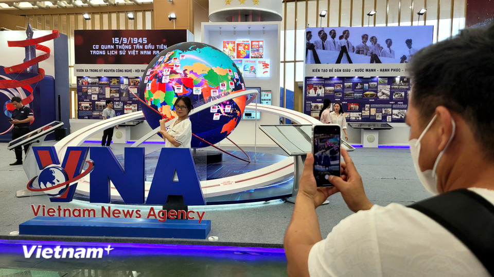 Đây cũng là không gian đẹp mắt và giàu thông tin để check-in, có quả cầu thế giới quay 360 độ giới thiệu về độ phủ sóng toàn cầu của Thông tấn xã Việt Nam. (Ảnh: Minh Anh/Vietnam+)